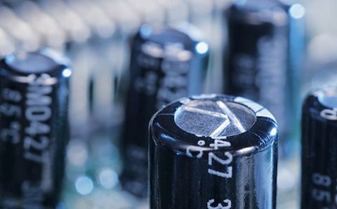 哪些材料會影響超級電容器的性能？